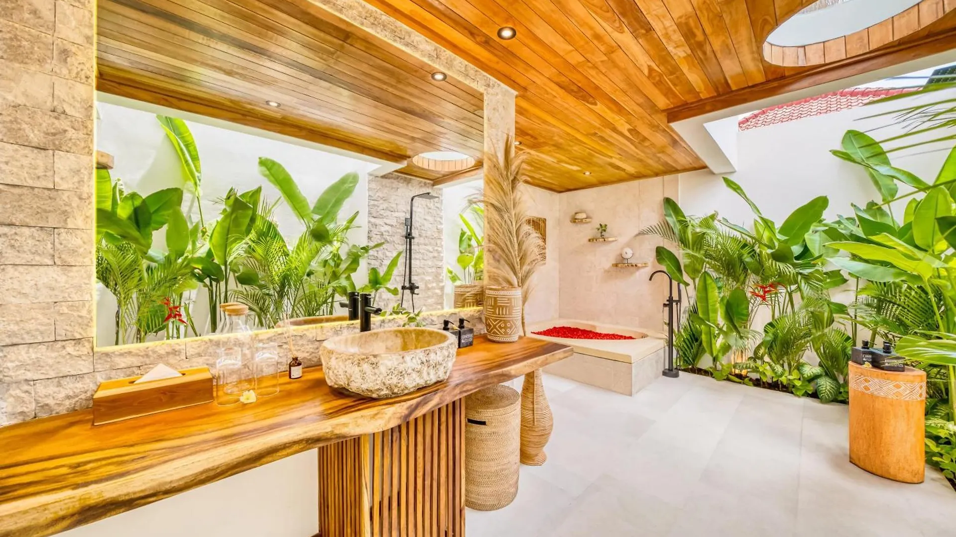 Villa Vienna - New 8Bdr Jacuzzi Sauna And Cinema Seminyak   Seminyak (Bali)